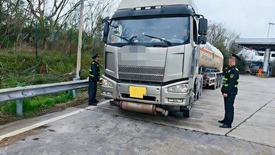 【快讯】危货运输“耍小聪明”长沙交通执法当场查处；